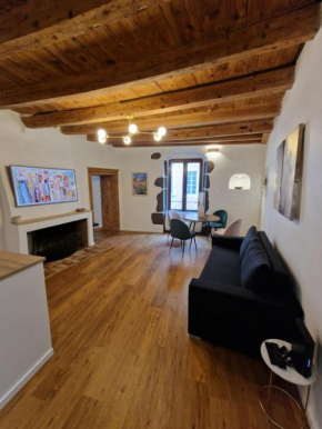 Elegant flat in old town, 2 mins walk to lake